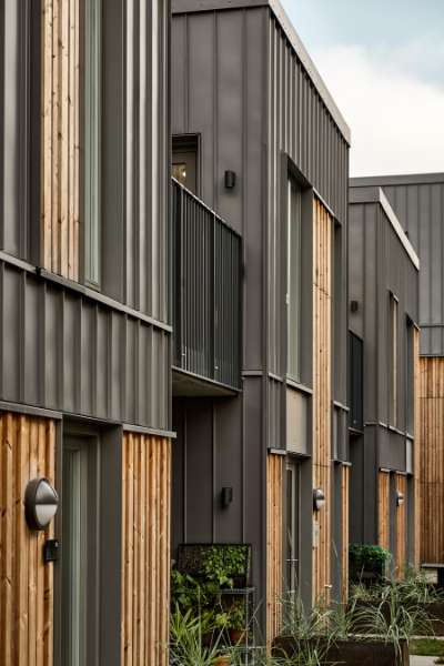 Stålprofiler og træ forenes på facaden af moderne boliger i Aalborg, Badehusvej 1, 9000 Aalborg